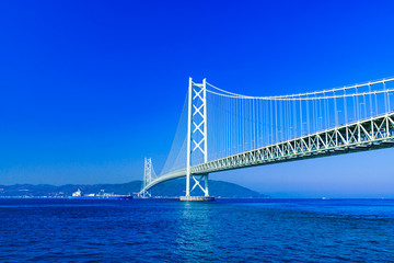 [兵庫県の風景] 快晴の青空をバックに撮影した神戸と淡路を結ぶ明石海峡大橋（別名：パールブリッジ）