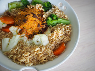 Instant noodles and vegetables for complete eating