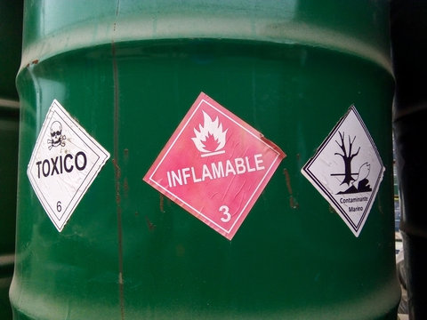 Barril verde con sustancia inflamable, t&oacute;xico, contaminante marino