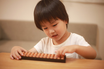 そろばんを使う男の子