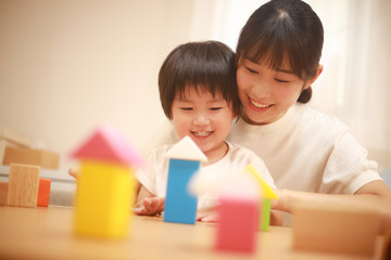 積み木で遊ぶ親子