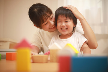 積み木で遊ぶ親子