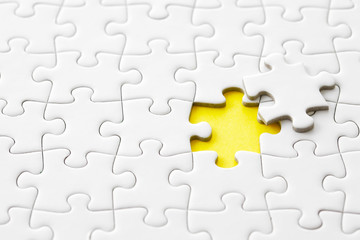 Fototapeta premium ジグソーパズル Jigsaw puzzle on yellow background