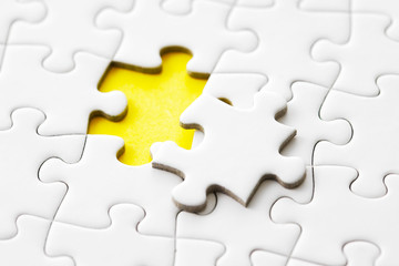 Fototapeta premium ジグソーパズル Jigsaw puzzle on yellow background