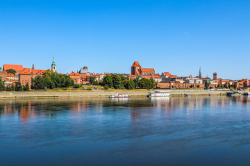 Obraz premium Panoramiczny widok na Toruń i Wisłę z mostami. Polska, lato 2019