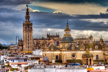 Fototapeta na wymiar Catedral de Sevilla con cielo nuboso