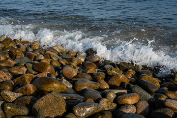 vague sur des galets