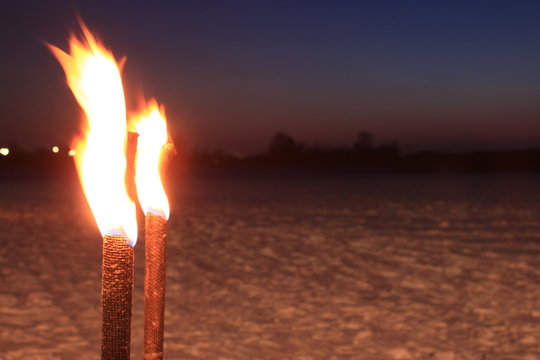 Fackeln im Winter - am See