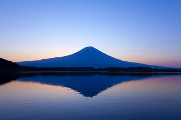 Fototapeta na wymiar 富士山と朝焼け、静岡県富士宮市田貫湖にて