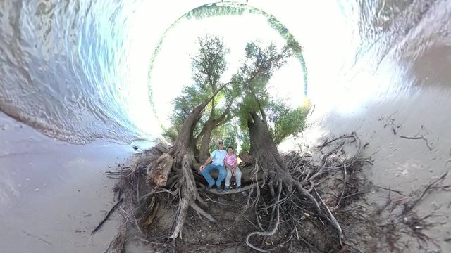 Ehepaar sitzt unter altem Baum am Rheinufer, Sandstrand, VR, VR360, 360VR, Little planet effect