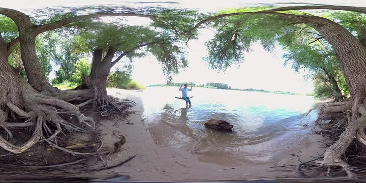 VR360, Mann hat Spass beim schaukeln am Rhein, Flussufer, Aktivit&auml;t draussen, VR, VR 360, 360VR, 360VR Video