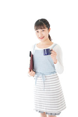 飲み物を運ぶ若いカフェスタッフ