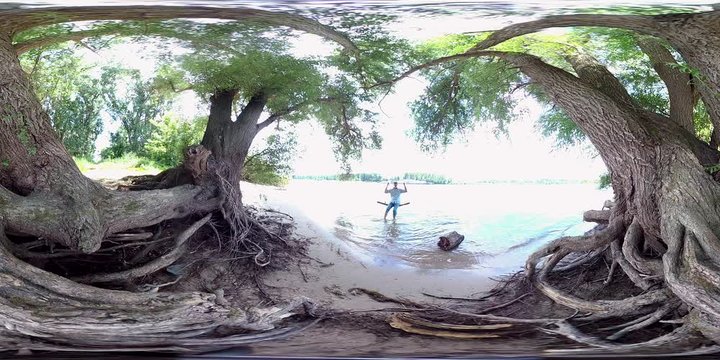 VR360, Mann hat Spass beim schaukeln am Rhein, Flussufer, Aktivit&auml;t draussen, VR, VR 360, 360VR, 360VR Video