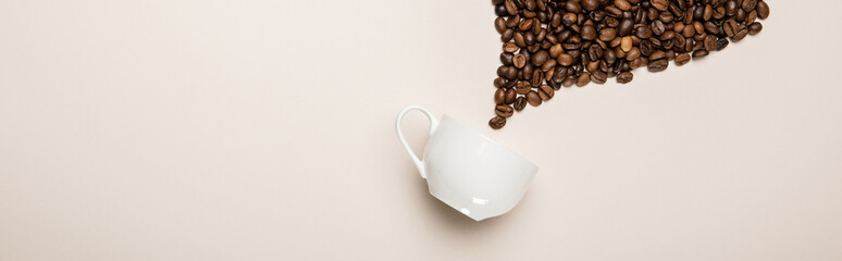 vue de dessus de la tasse de café près des grains sur fond beige, photo panoramique