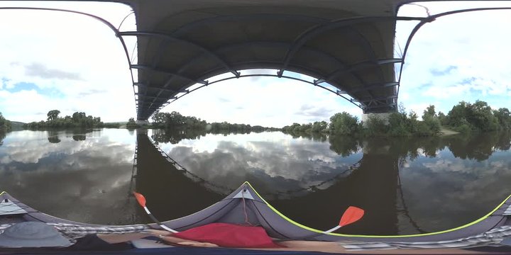 VR360, Paddelboot f&auml;hrt auf Fluss unter Br&uuml;cke, Bootsfahrt, VR 360, VR, 360VR, 360 VR