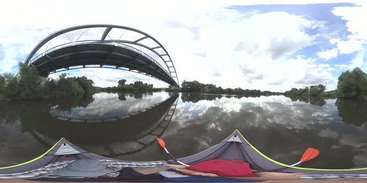 VR360, Paddelboot f&auml;hrt auf Fluss unter Br&uuml;cke, Bootsfahrt, VR 360, VR, 360VR, 360 VR