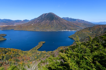 半月山の展望台から見た男体山と中禅寺湖