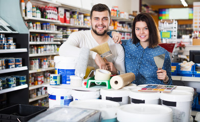 Couple buying tools for house decoration