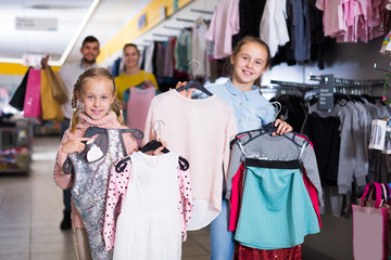 Fototapeta premium sisters with parents satisfied with purchases
