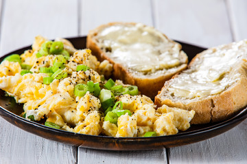 Scrambled eggs with sandwiches