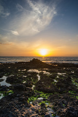 atardecer entre rocas