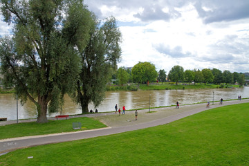 Blick von der Ulmer Stadtmauer &uuml;ber die Donau auf Neu-Ulm