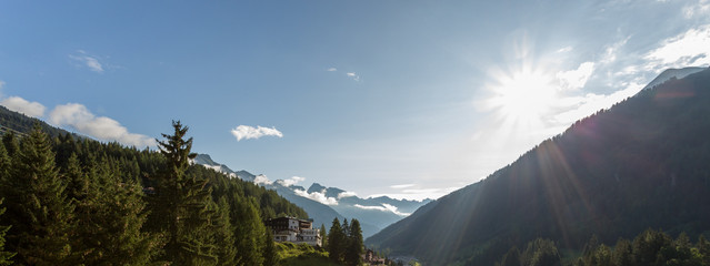 Matin et soleil sur les montagnes
