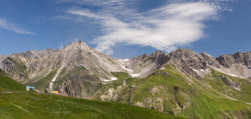 Fototapeta na wymiar Panorama sur les sommets et montagnes à Galzig