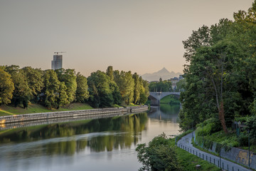 Fototapeta premium Torino, tramonto sulle rive del Po