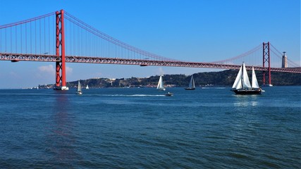 Obraz premium 25 de abril bridge in lisbon portugal