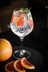 gin tonic with slices of fresh grapefruit