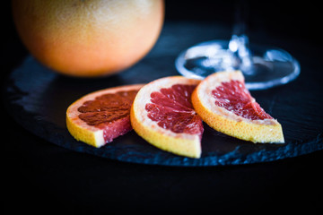 gin tonic with slices of fresh grapefruit