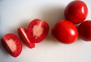 Tomates cherry enteros y cortados por la mitad vistos desde arriba
