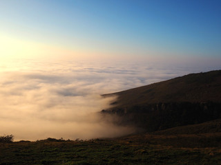 Mar de nubes al atardecer