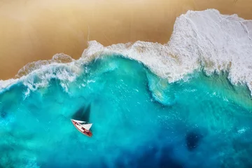 Photo sur Plexiglas Vue aerienne plage Yacht sur la mer en vue de dessus. Fond d& 39 eau turquoise en vue de dessus. Plage et vagues. Paysage marin d& 39 été depuis l& 39 air. Voyage - image