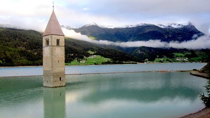 Der versunkene Kirchturm im Reschensee