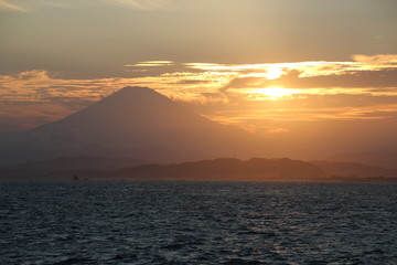 Fototapeta premium 富士山のシルエットが見える江ノ島で夕日、日本