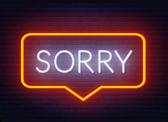 Obraz premium Neon sign sorry in speech bubble frame on dark background. Light banner on the wall background.