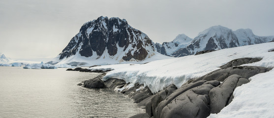 antarctique montagnes enneig&eacute; port Charcot
