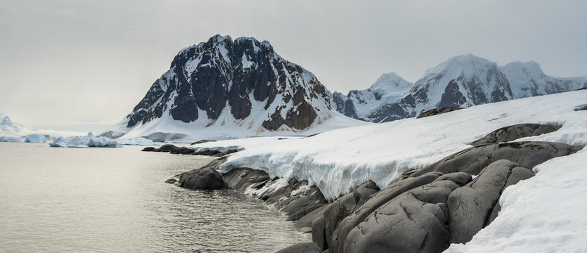 antarctique montagnes enneig&eacute; port Charcot
