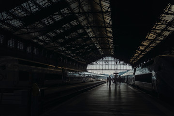 estación de tren con gente transitando