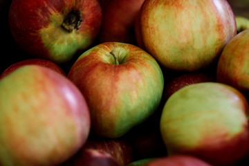Fototapeta na wymiar Ripe and juicy autumn apples. Natural background.