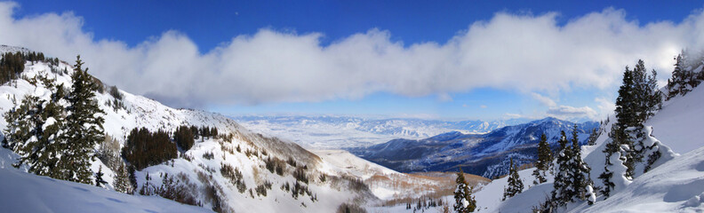 Panoramic shot of a valley in winter, in mountains © Flicketti