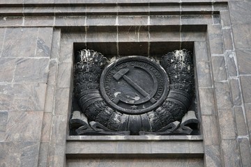 Hammer und Sichel am Haus der Sowjets in Sankt Petersburg