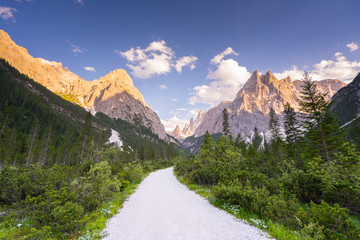 Wandern im Fischleintal in Südtirol mit Blick auf die Berge