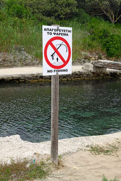 Schild: Harpunieren verboten am Korission-See auf Korfu, Griechenland