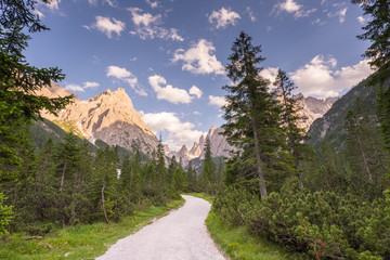 Wandern im Fischleintal in Südtirol mit Blick auf die Berge