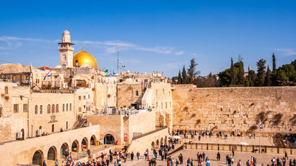 Naklejka premium Żydowscy czciciele modlą się przy zachodniej ścianie płaczu w Jerozolimie w Izraelu.