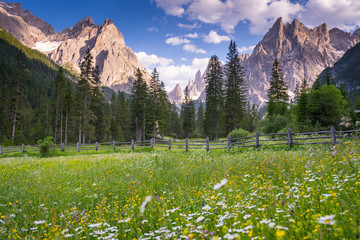 Wandern im Fischleintal in Südtirol mit Blick auf die Berge