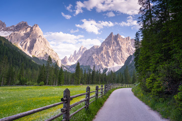 Wandern im Fischleintal in Südtirol mit Blick auf die Berge